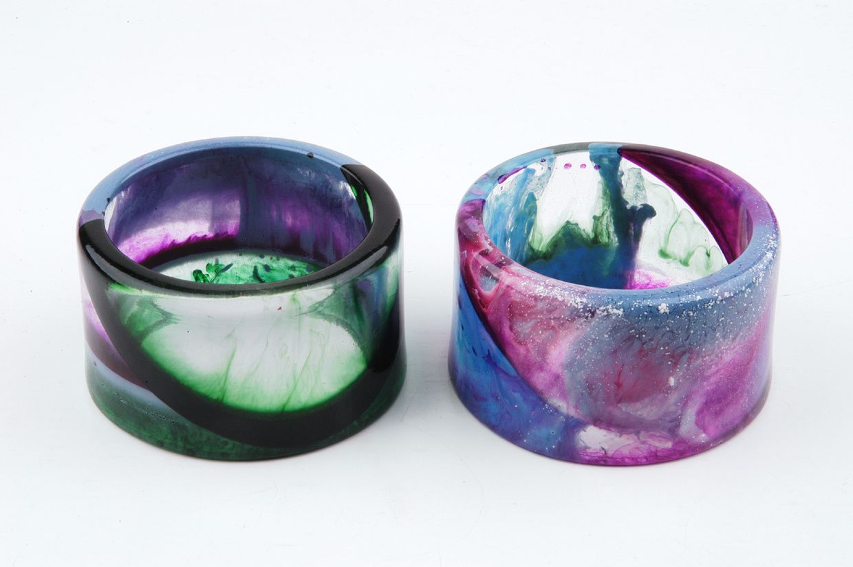 Comparison of the resin bangles: left bangle no. 1, on the right bangle no. 2