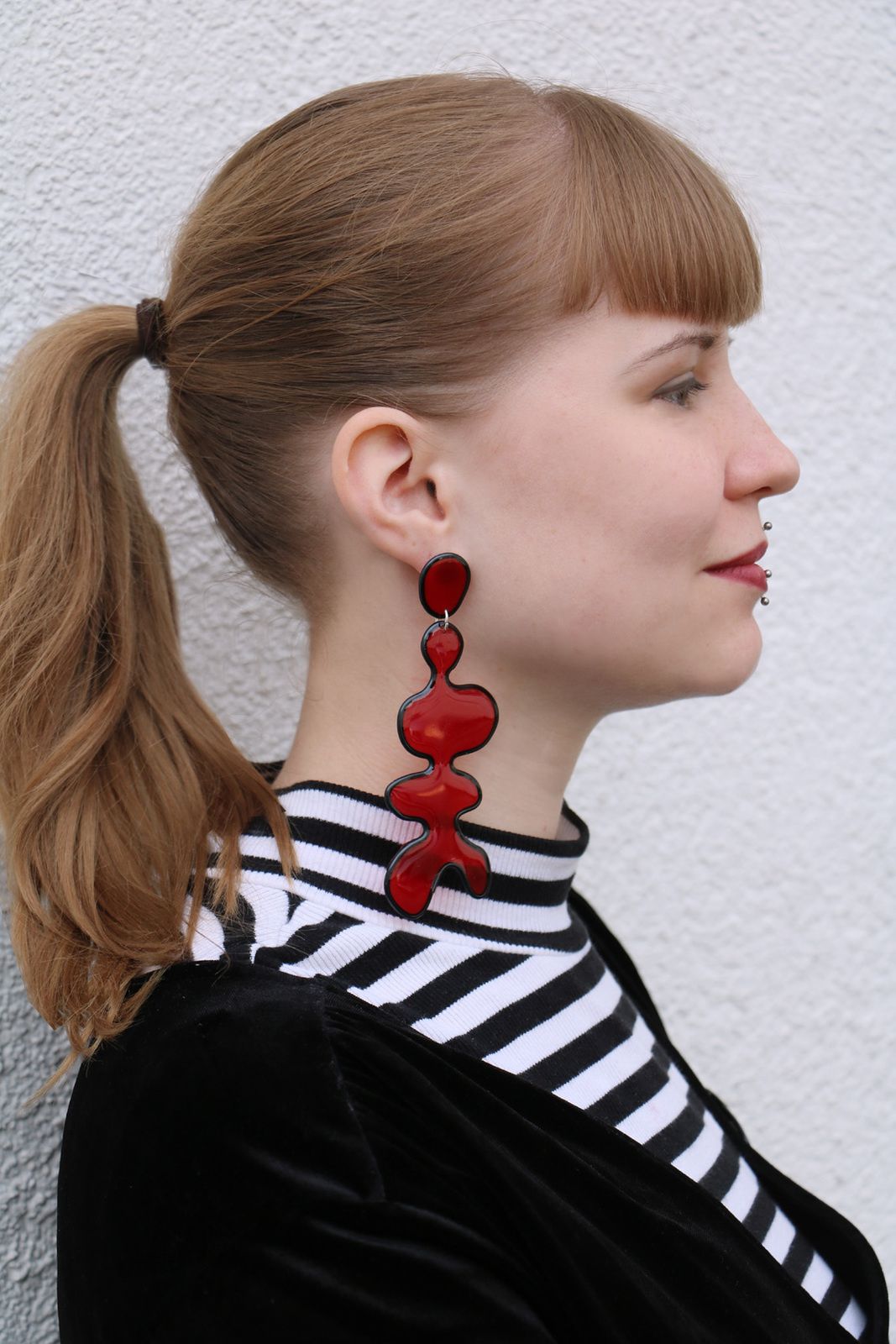 Megagroße Ohrringe in Rot und Schwarz aus Kunstharz von Edna Mo.