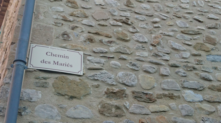 En arrivant à Piégros : terminus (ou départ) du chemin des Mariés