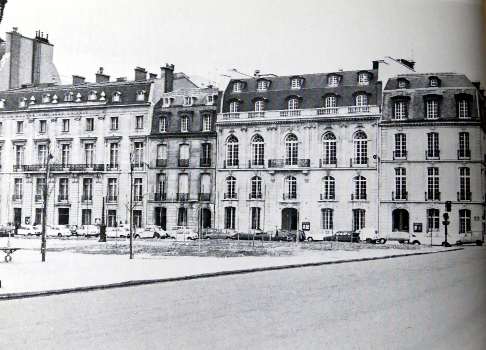 Résidence estivale; le château d'Harcourt et parisienne; "Le mur d'Harcourt", le long de la Place des invalides.