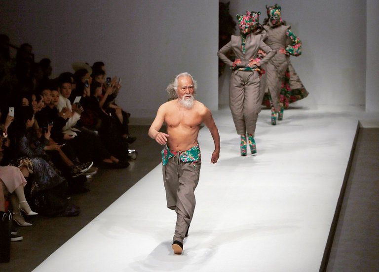 Qui Est Le Vrai Père De Finn Dans Top Model Wang Deshun, 80 ans, « Le grand-père le plus sexy de Chine » - ROYAL