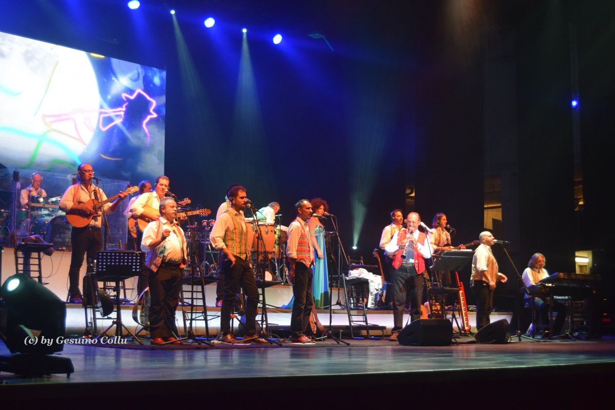 UN TRIPUDIO DI APPLAUSI PER RENZO ARBORE L'ORCHESTRA ...