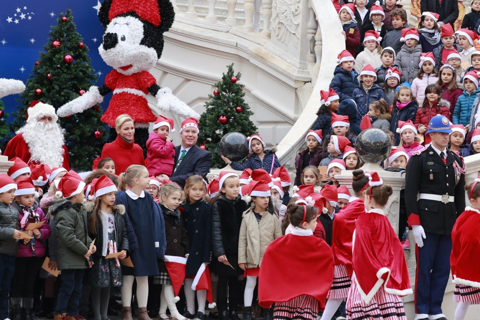Regali Di Natale Bimbi.Regali Di Natale Da Parte Dei Principi Ai Bambini Del Principato Royal Monaco Riviera Issn 2057 5076