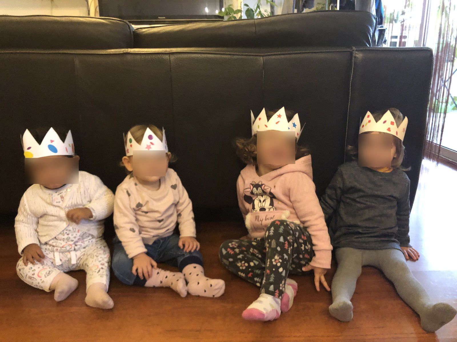 nos petits rois avec leur couronne