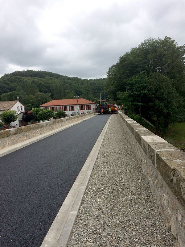 Le pont sur l’Ariège entre Saint-Jean de Verges et Crampagna est désormais équipé d’une voie sécurisée pour les piétons. Photo CD09