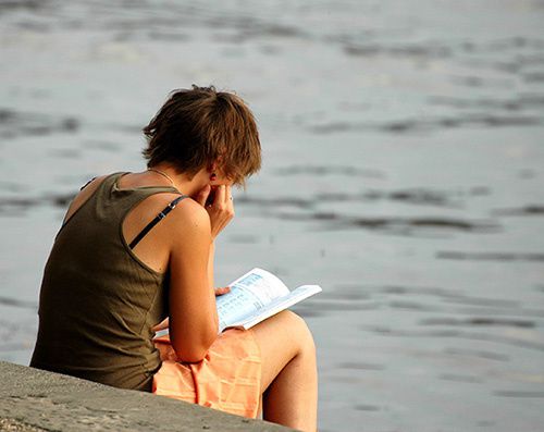 jeune belle femme aux cheveux courts lecture garonne toulouse