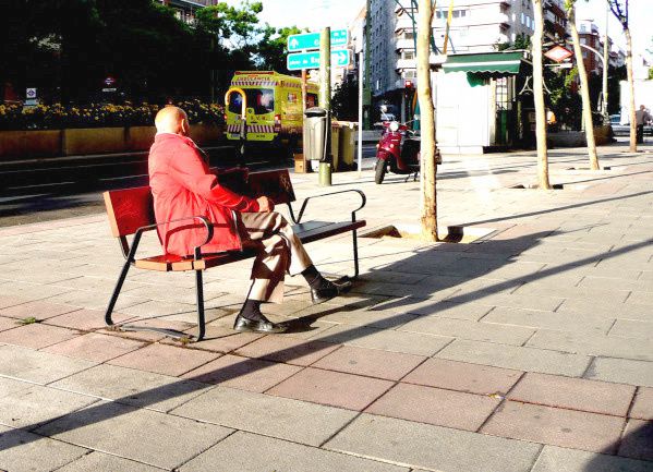 regard homme rouge banc public madrid espagne