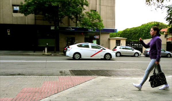 femme brune taxi madrid espagne