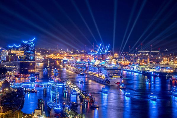 Hamburg again revealed its most beautiful side: at the Grand Hamburg Cruise Days Parade five gigantic cruise liners - AIDAprima, Norwegian Jade, EUROPA 2, EUROPA and MSC Preziosa - sailed down the Elbe against the backdrop of the illuminated Blue ...