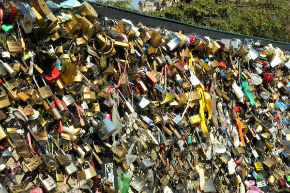 declaration amour cadenas chaine pont arts paris france
