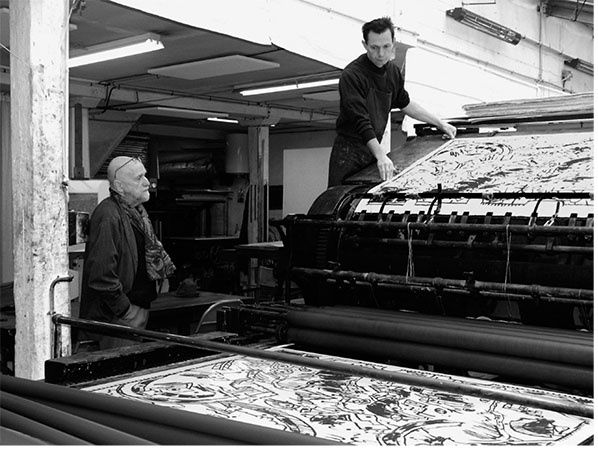 ierre Alechinsky et Franck Bordas, impression en machine de la lithographie  En fait ,  atelier de la Bastille,  2005  © Ianna Andréadis