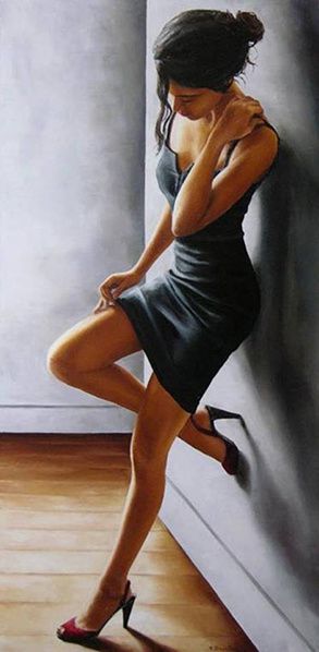 femme brune robe courte talons aiguilles sexy