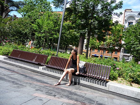 belle femme sexy assise sur un banc