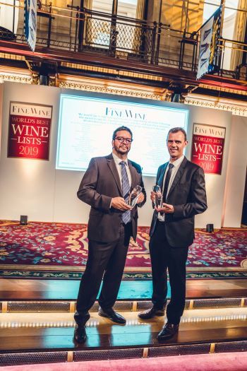 Philippe Meynadier, nouveau gérant, et Thomas Cabrol, fondateur du N°5 Wine Bar lors de la cérémonie World’s Best Wine Lists Awards 2019