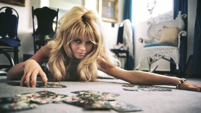 Brigitte Bardot jouant aux cartes, Mexico, 1965. Kirkland