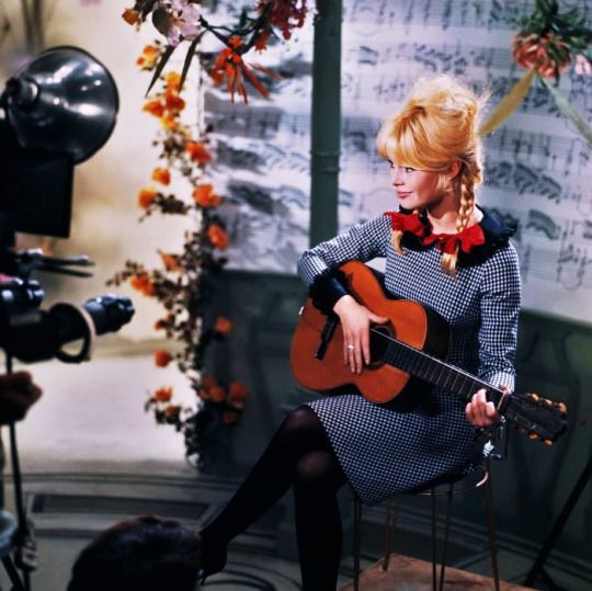 Brigitte Bardot : L'histoire d'une chanson : Leçon de guitare