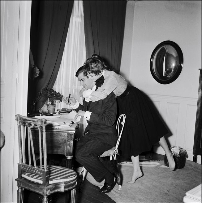 Brigitte Bardot et Roger Vadim chez eux à Paris, 1952.
