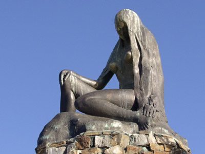 Statue-de-la-nymphe-sur-le-quai-du-port-au-pied-du-rocher-