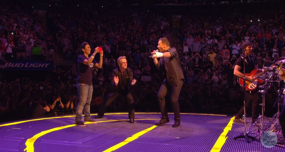 Jimmy Fallon reprend Desire avec U2 au Madison Square Garden.