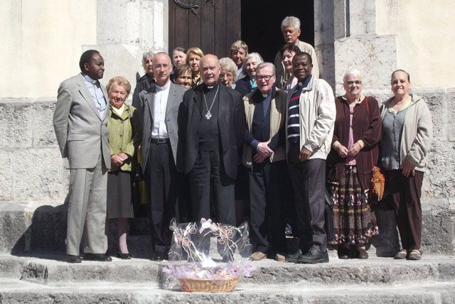 C'est avec plaisir qu'il accepta de poser pour la photo souvenir entouré des paroissiens du village.FB