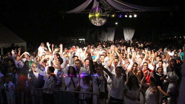 Tous en blanc à Moriez !