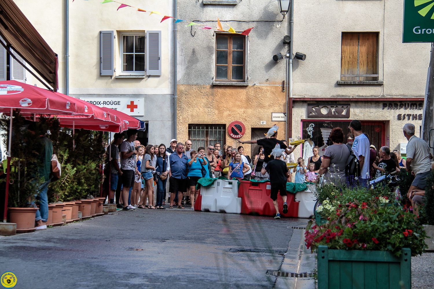 La course des garçons de Café ( la gente féminine était aussi présente aussi ) , les quelques participant(e)s étaient motivés et dynamiques , le public enthousiaste et chaleureux , un jolie moment au coeur du village , merci au organisateur pour ce moment... Il ne manquait que FR3 , HPITV ... pour un reportage digne de ce nom , ce sera peut pour une prochaine fois