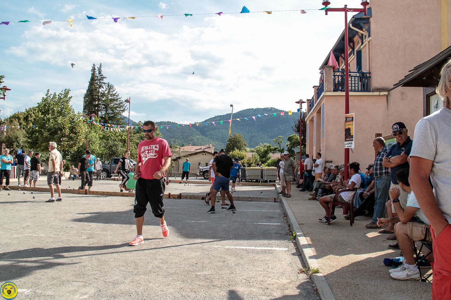 Une belle journée de compétition bouliste , la semaine bouliste est un atout incontestable des festivités locales le seul impératif est le soleil et il était là en ce samedi que du bonheur , beaucoup de taf aussi pour l'amicale bouliste et le Bar de Provence mais c'est le but du jeu , n'est ce pas !