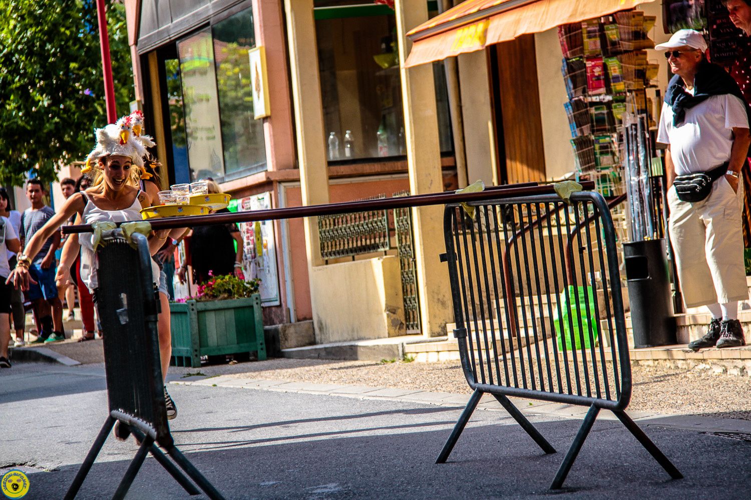 La course des garçons de Café ( la gente féminine était aussi présente aussi ) , les quelques participant(e)s étaient motivés et dynamiques , le public enthousiaste et chaleureux , un jolie moment au coeur du village , merci au organisateur pour ce moment... Il ne manquait que FR3 , HPITV ... pour un reportage digne de ce nom , ce sera peut pour une prochaine fois