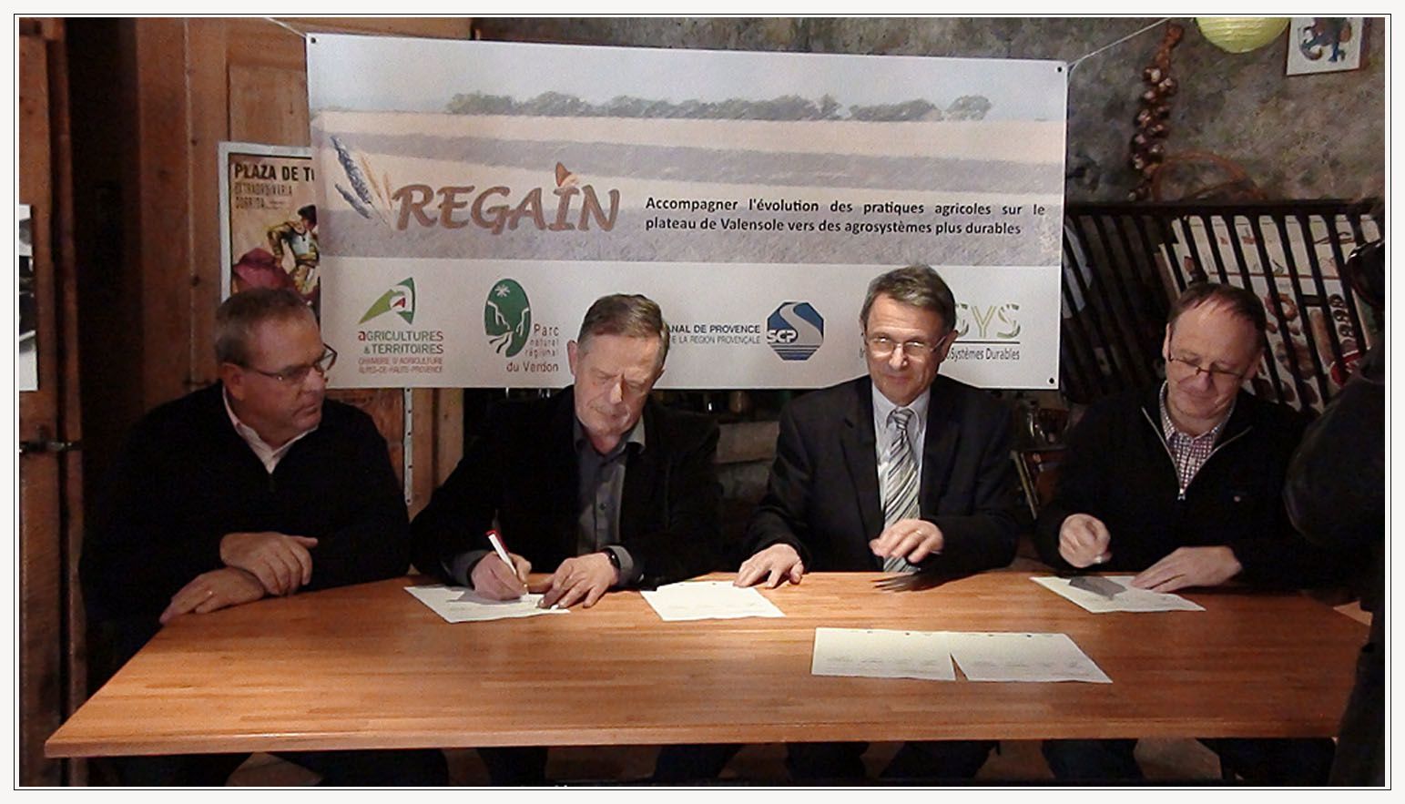 Signature de la convention entre les partenaires fondateurs du projet agroécologique REGAIN sur le plateau de Valensole