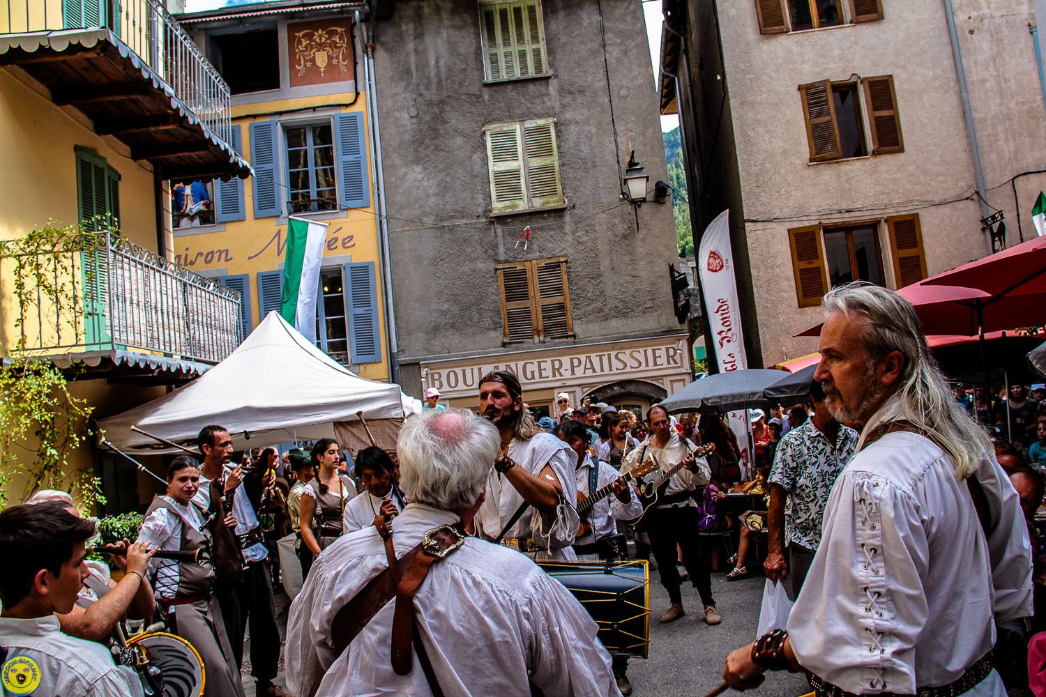 Colmars les Alpes : Fête médiévale sous affluence.