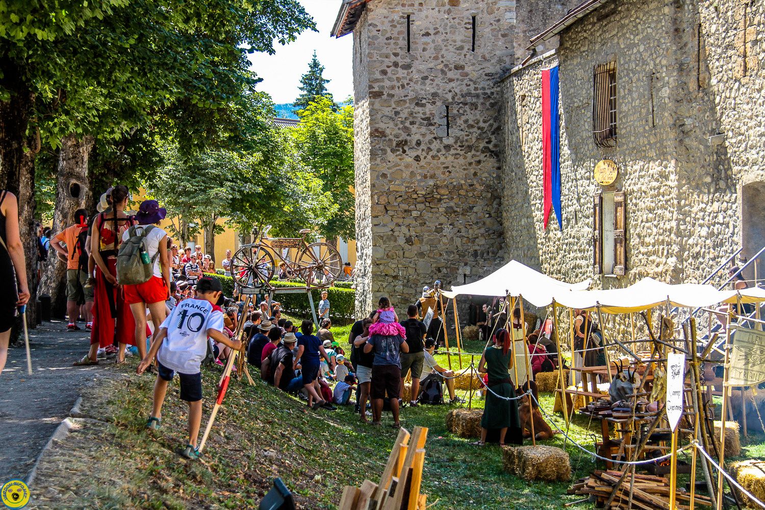 Colmars les Alpes : Fête médiévale sous affluence.