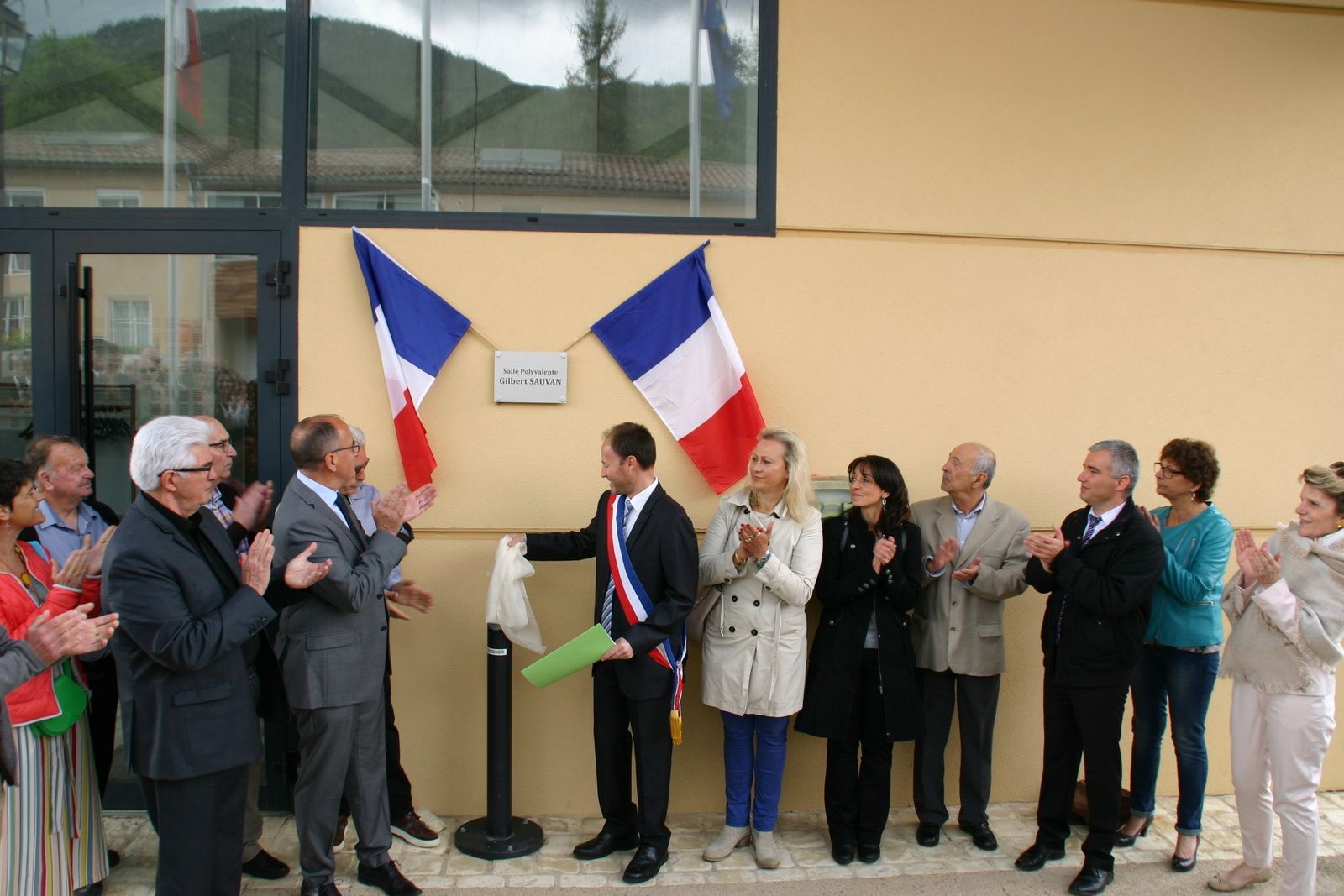 Peyroules La salle polyvalente baptisée Gilbert Sauvan Actualites