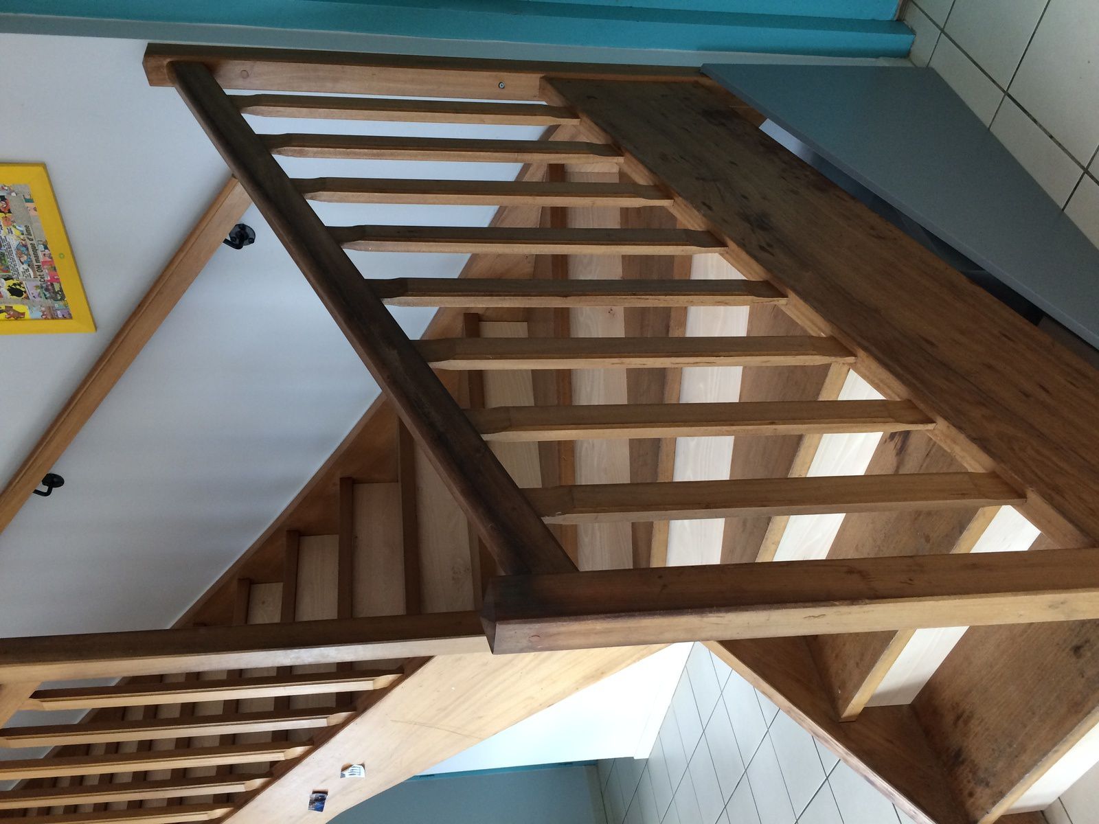 Agencement sous escalier, contres-marches, hêtre, lau bois créations, agencement sur mesure, fermeture escalier