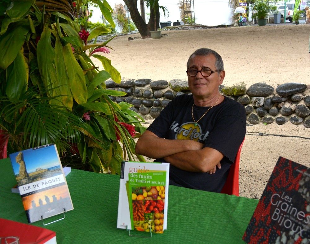 Salon de Papeete Daniel Pardon devant le paepae Photo JP