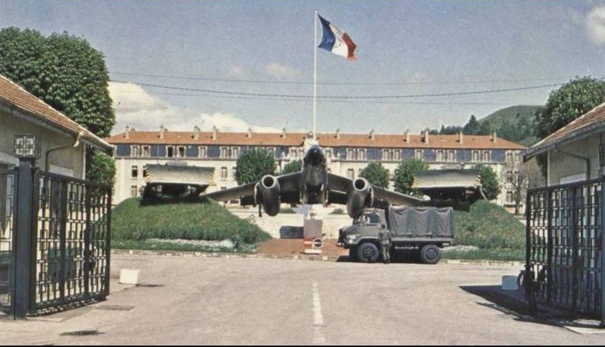 Entrée de la caserne du 15ème RGA à Ecrouves