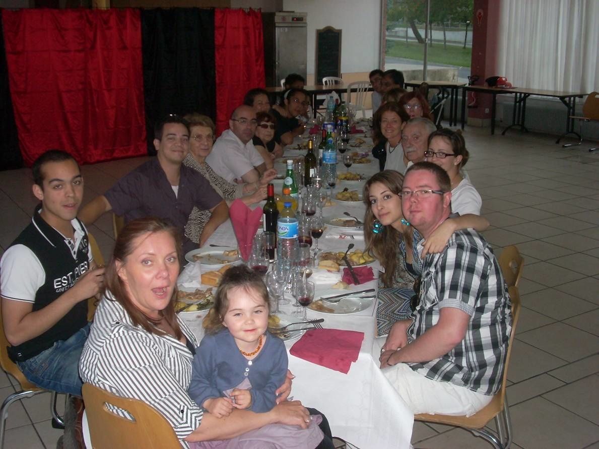 Tous autour de la table pour l'anniversaire de mamie - 90 ans