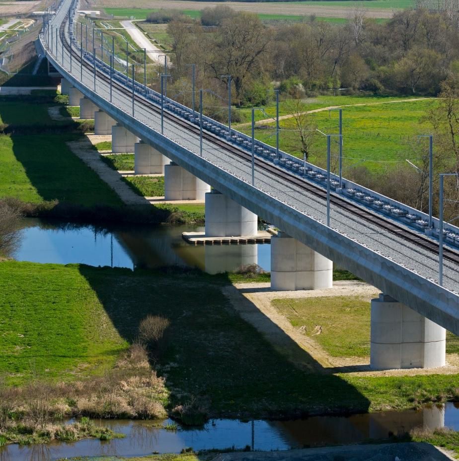 Viaduc de la LGV en Charente (16) Source vinci-construction.fr 
