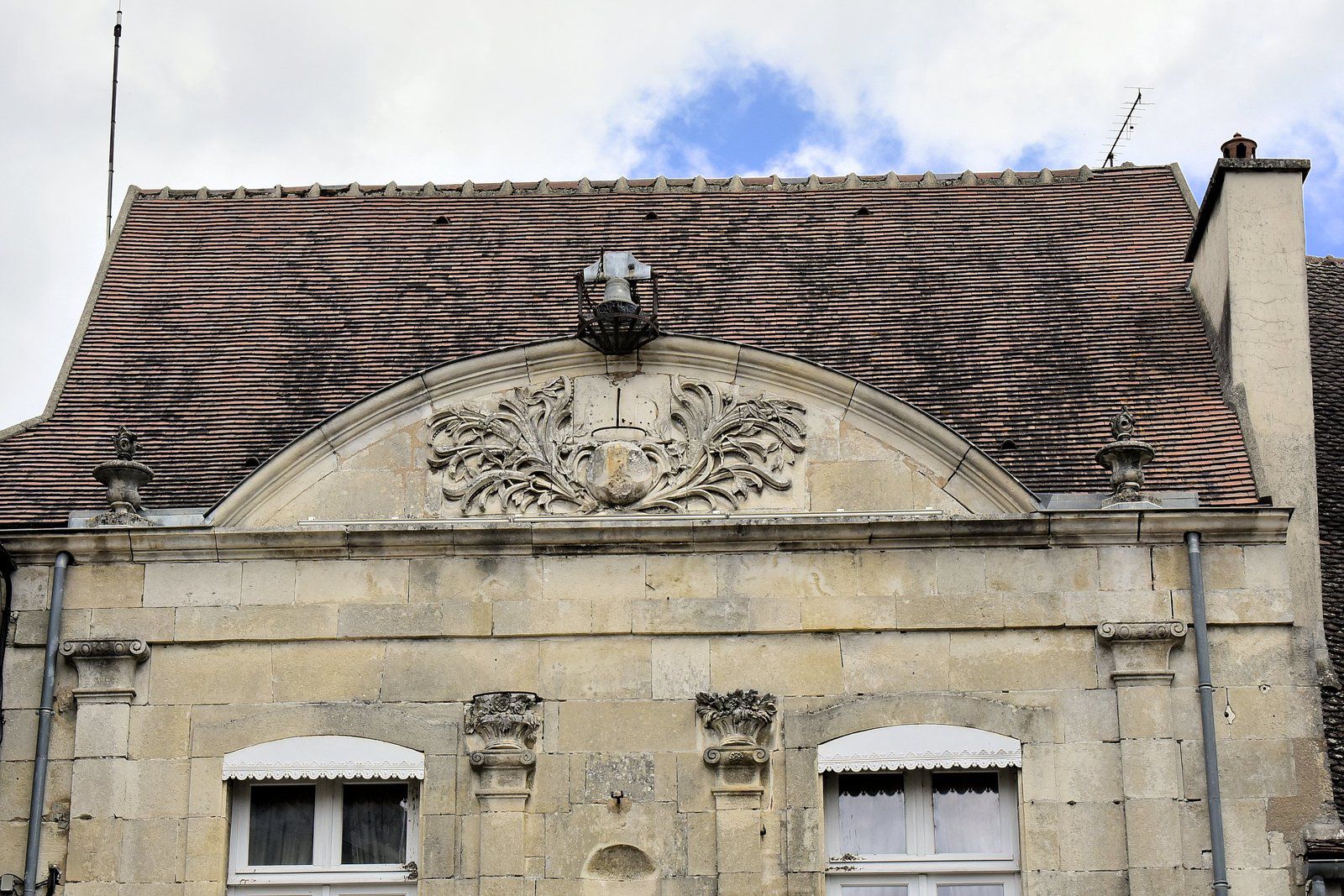 La mairie de Noyers-sur-Serein. L'édifice est inscrit au titre des monuments historiques en 1926.
