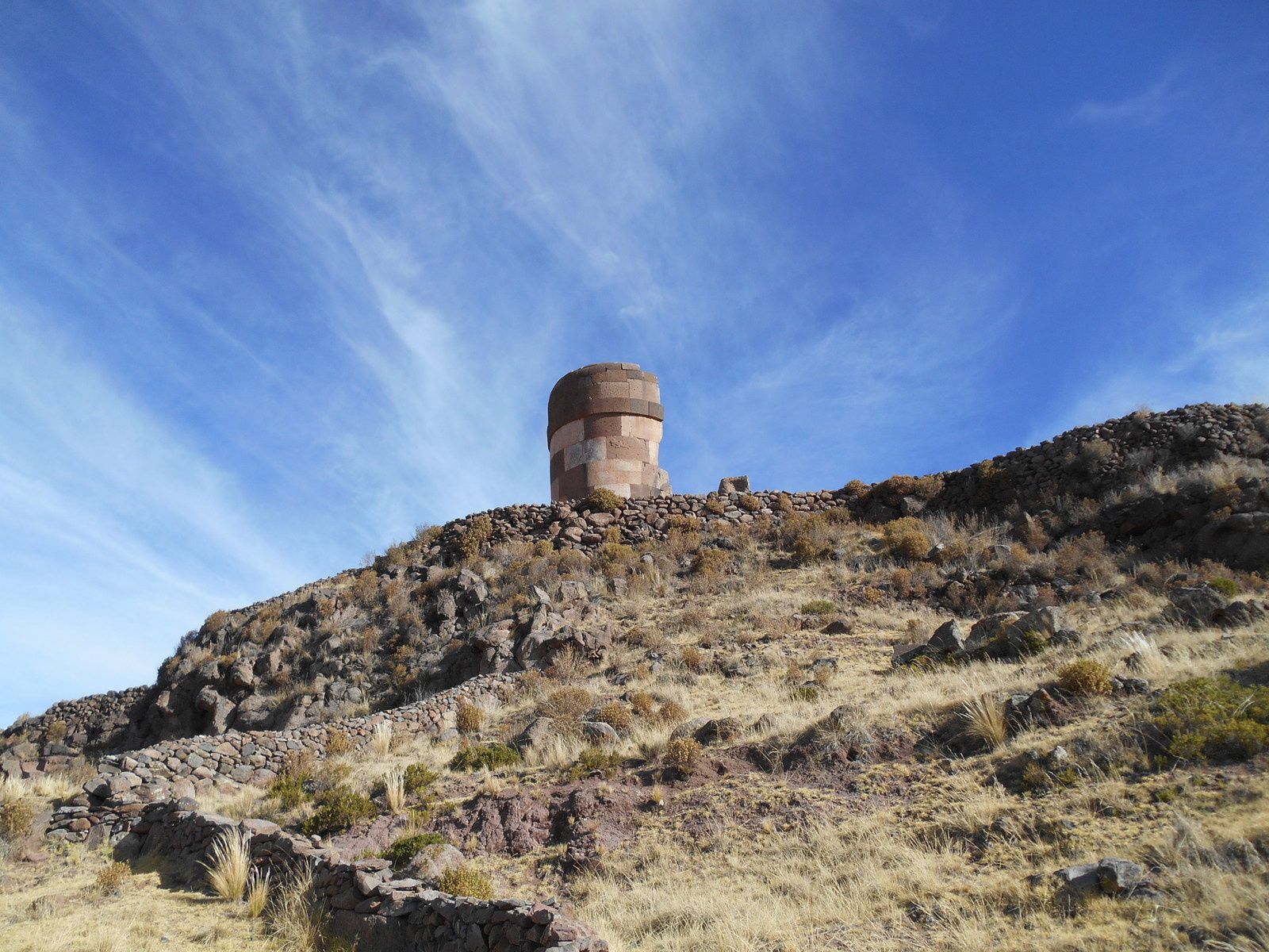 Ces tours funéraires sont appelées "chullpas". Elles avaient été bâties par le peuple Colla qui était une tribu guerrière régnant sur cette partie de l'Altiplano.