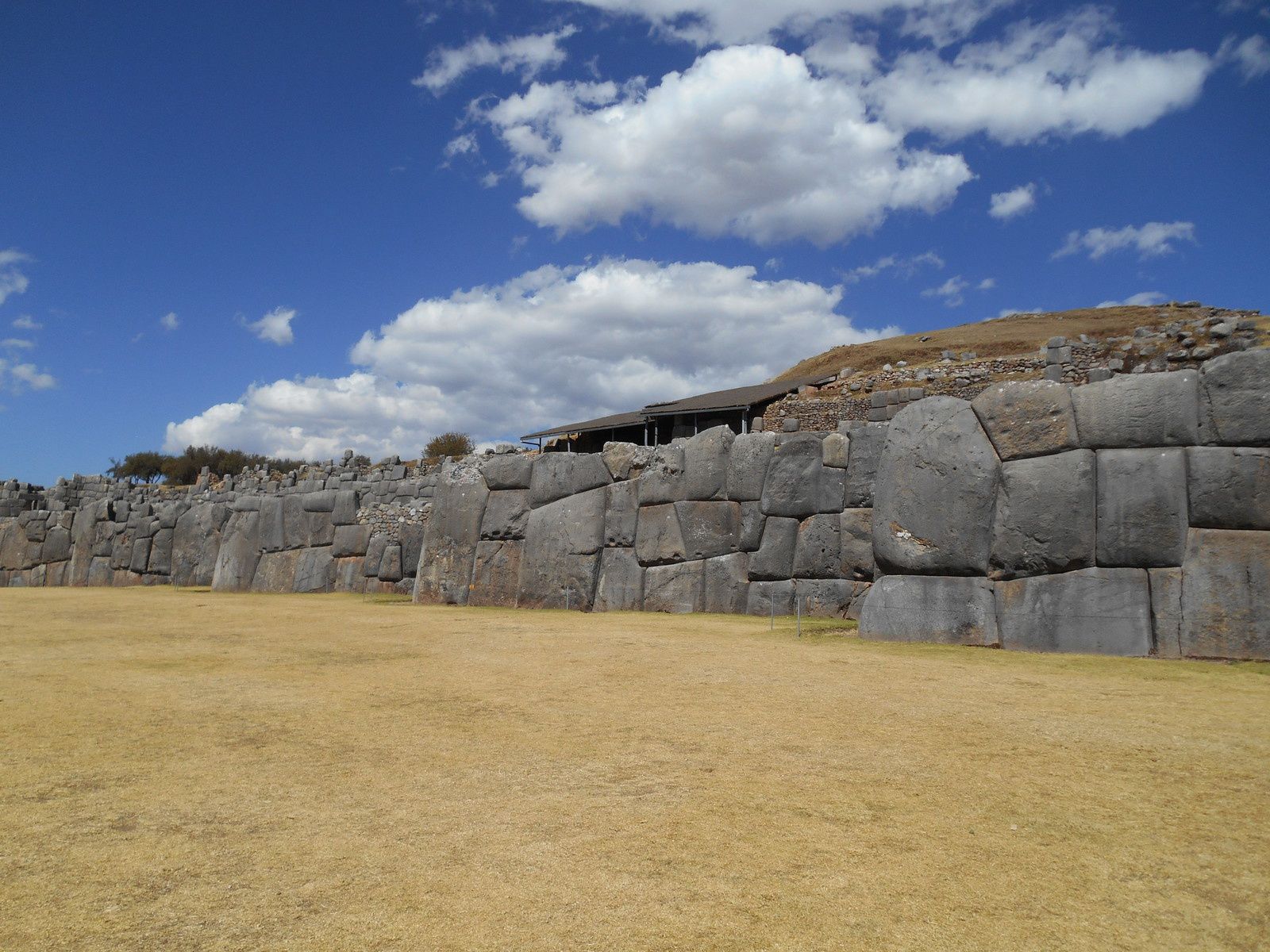 Le site et ses énormes murailles de blocs de granit. Certains pèsent parfois plus de cent tonnes!