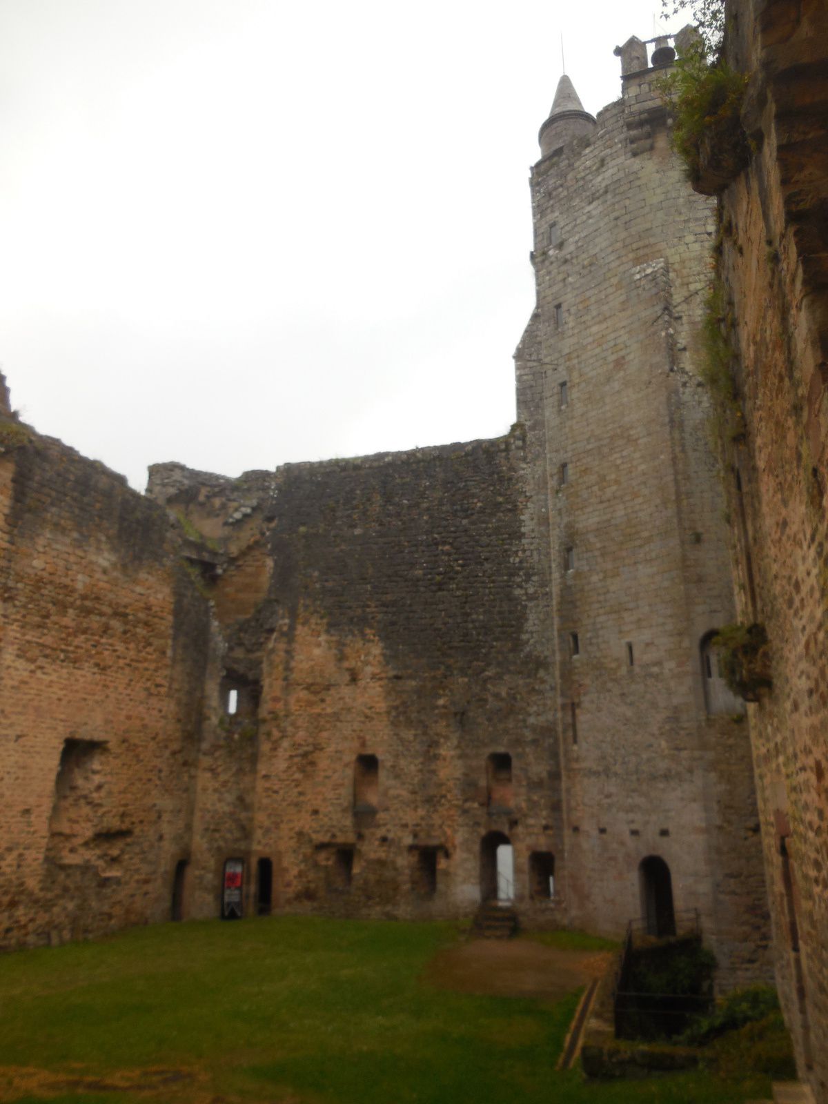 Ruines du château bien conservées dont le donjon circulaire était défendu par des archères de 7 mètres de haut.