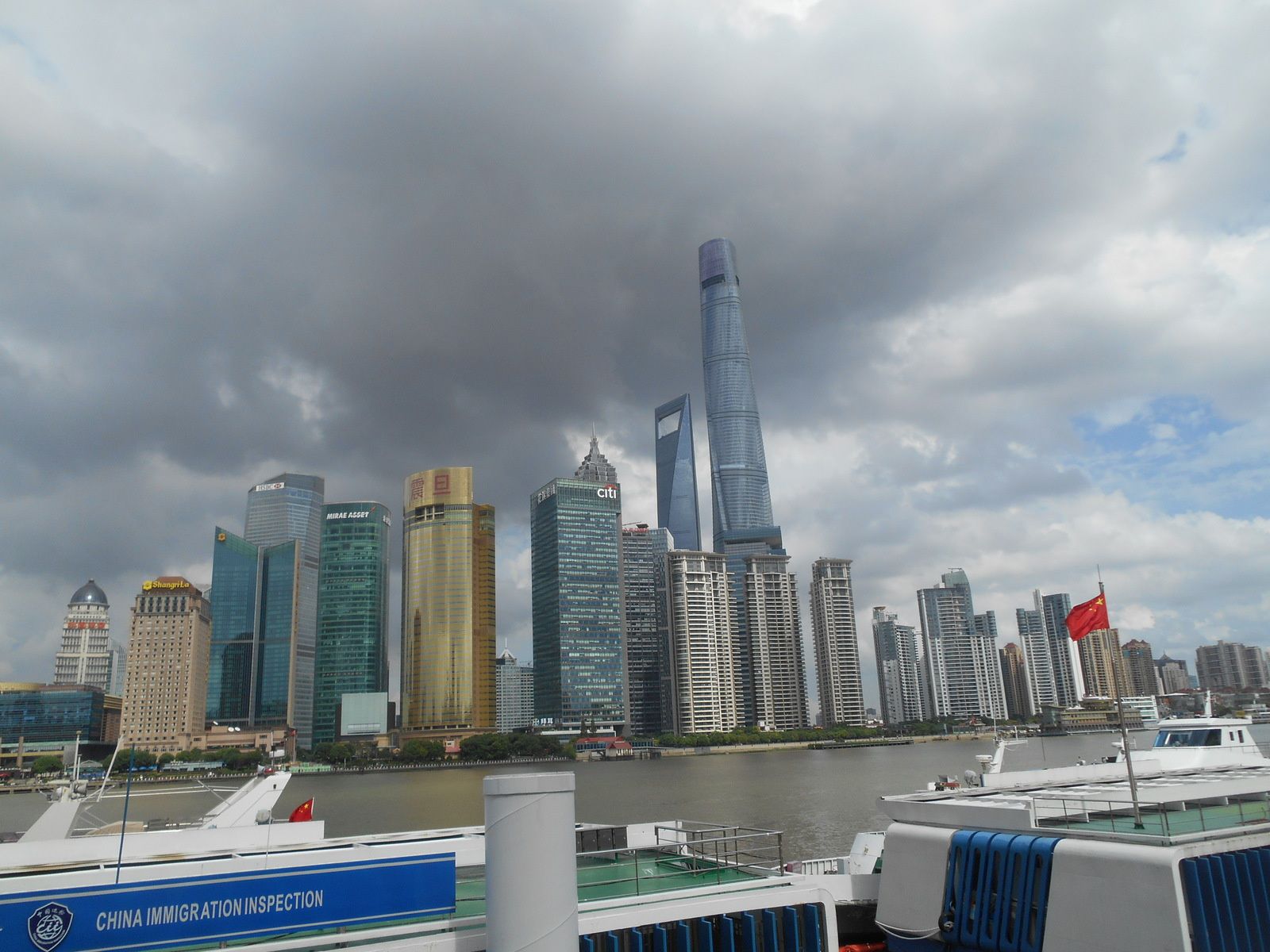De part et d'autre du fleuve Huangpu, les quartiers du Bund et Pudong, face à face.