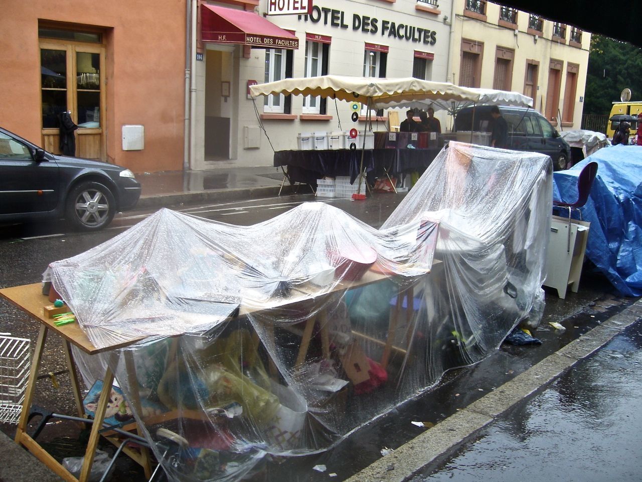 Pluie à vendre! c'était samedi dernier. La brocante rue de Chevreuil-Lyon