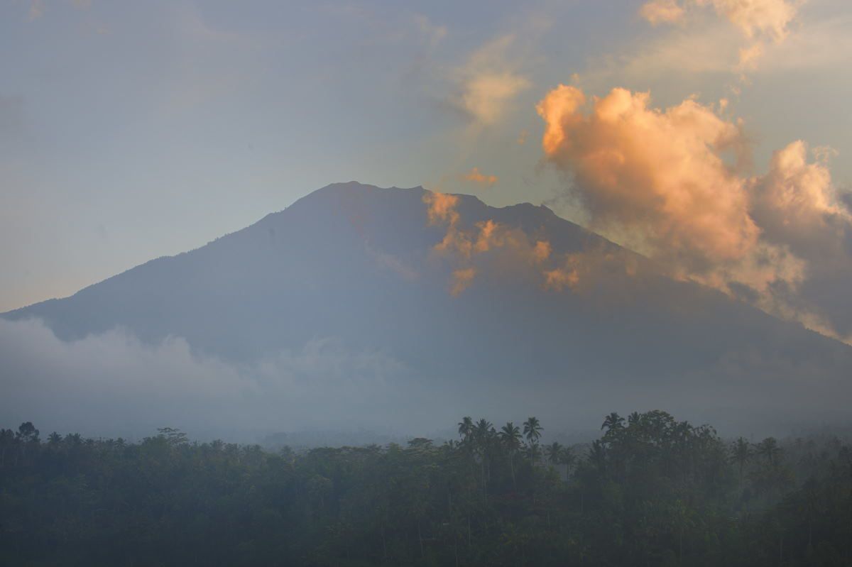 Le mont Agung point culminant de l'ile de Bali (3031 m) dont la dernières éruption date de 1963. Réveil ou pas réveil, nul ne sait!