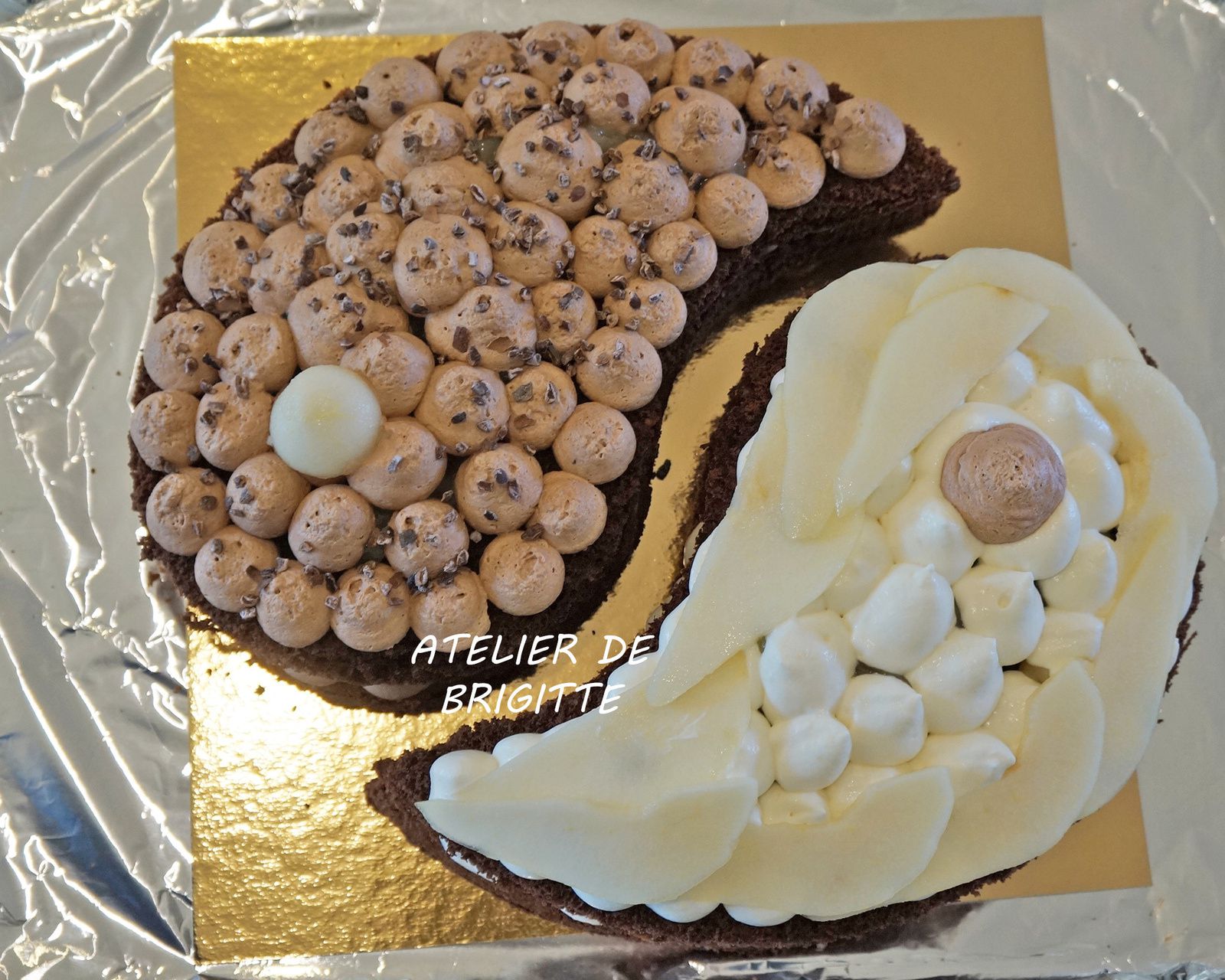 Symbole Cake, chocolat, poire, sablé breton, génoise