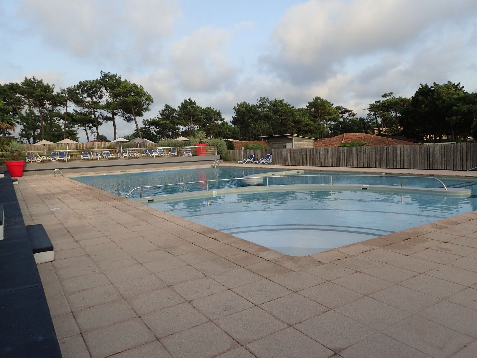 Capbreton: Le Club des Vignes et le Port.