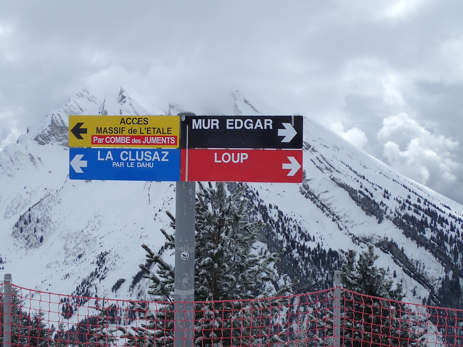 Snowboard et ski à la Clusaz.