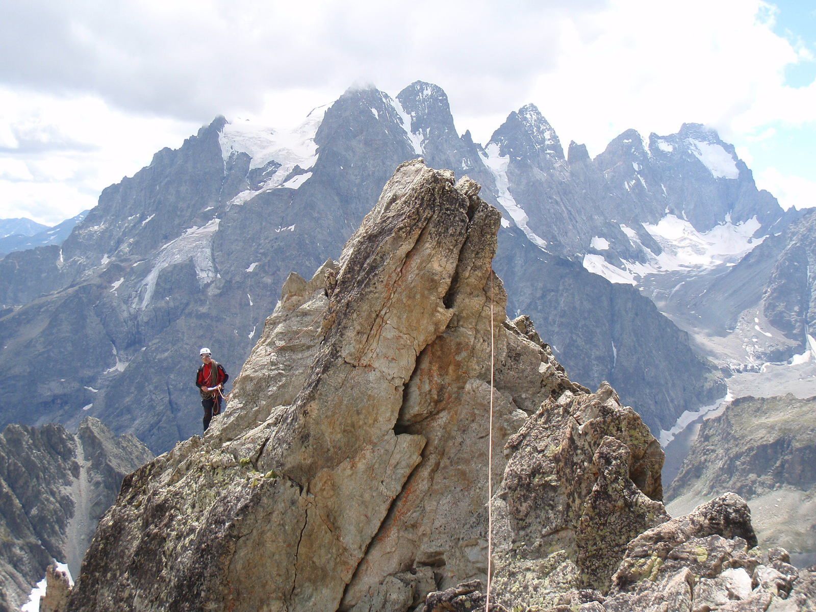 Pointe des Cinéastes : Voie du Vieux piton + traversée des arêtes 2/2