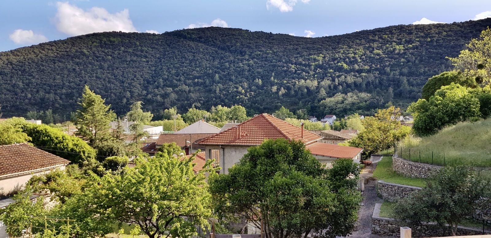 la barrière qui fâche, et la vue depuis la terrasse sud vers le jardin et l'impasse