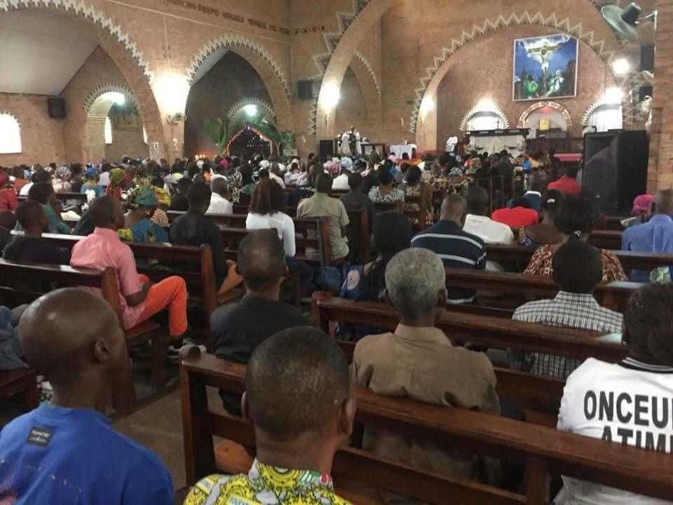 Des fidèles d'une église à Kin